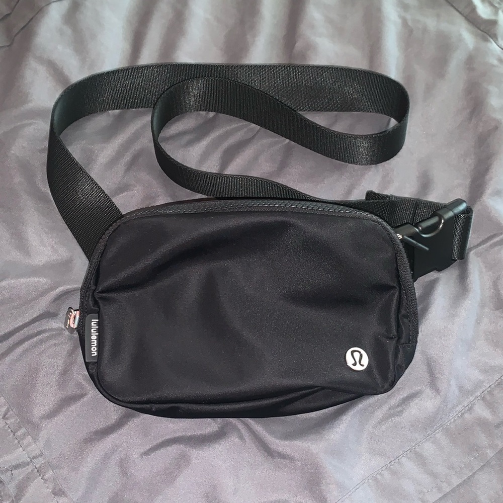 Black Lululemon belt bag. Barely used.